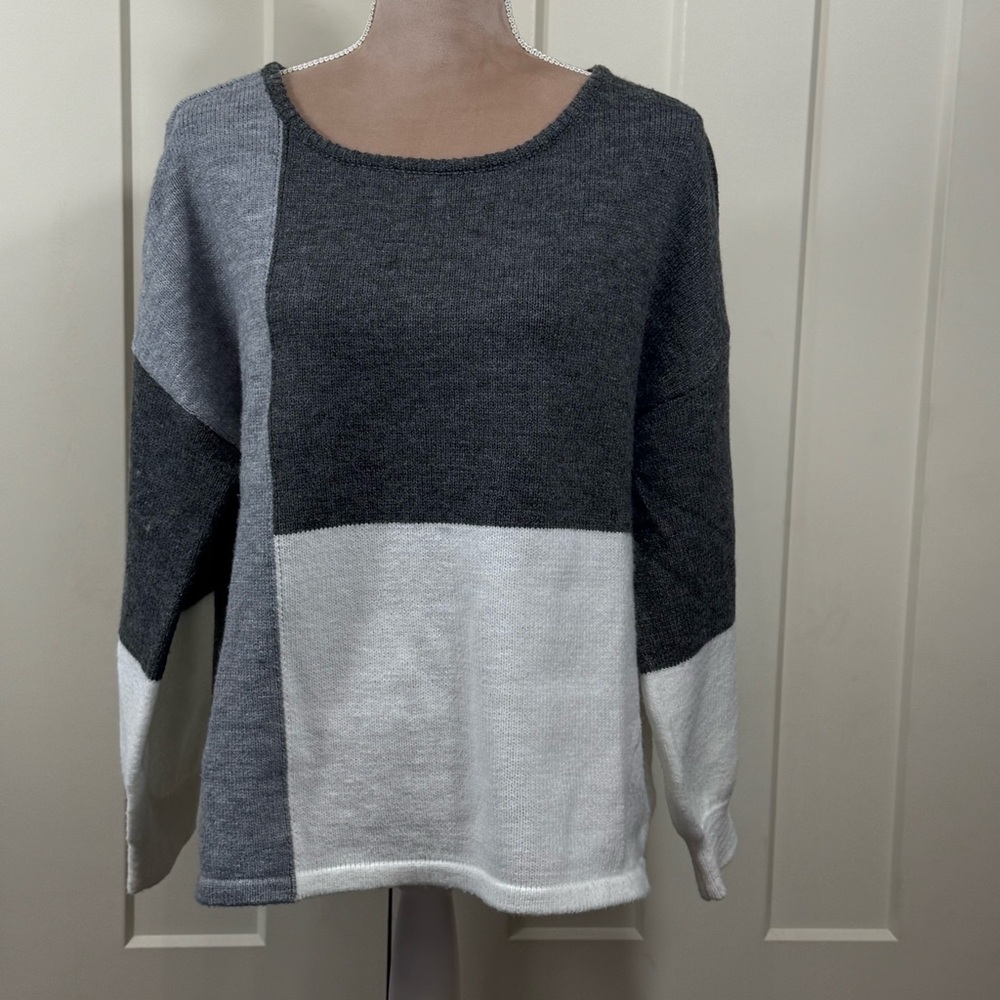 Maurices Colorblock Crewneck Sweater in Charcoal, Light Gray & White